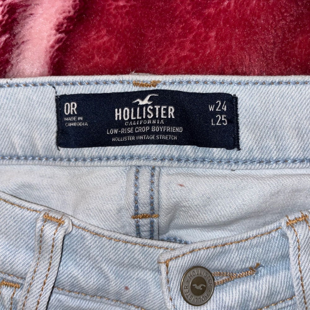 I'm selling these hollister pants, that are barely worn.